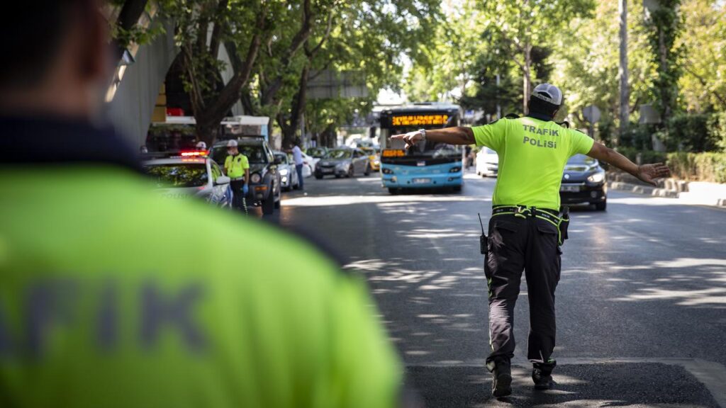 Trafik polisi ve yol kontrolü
